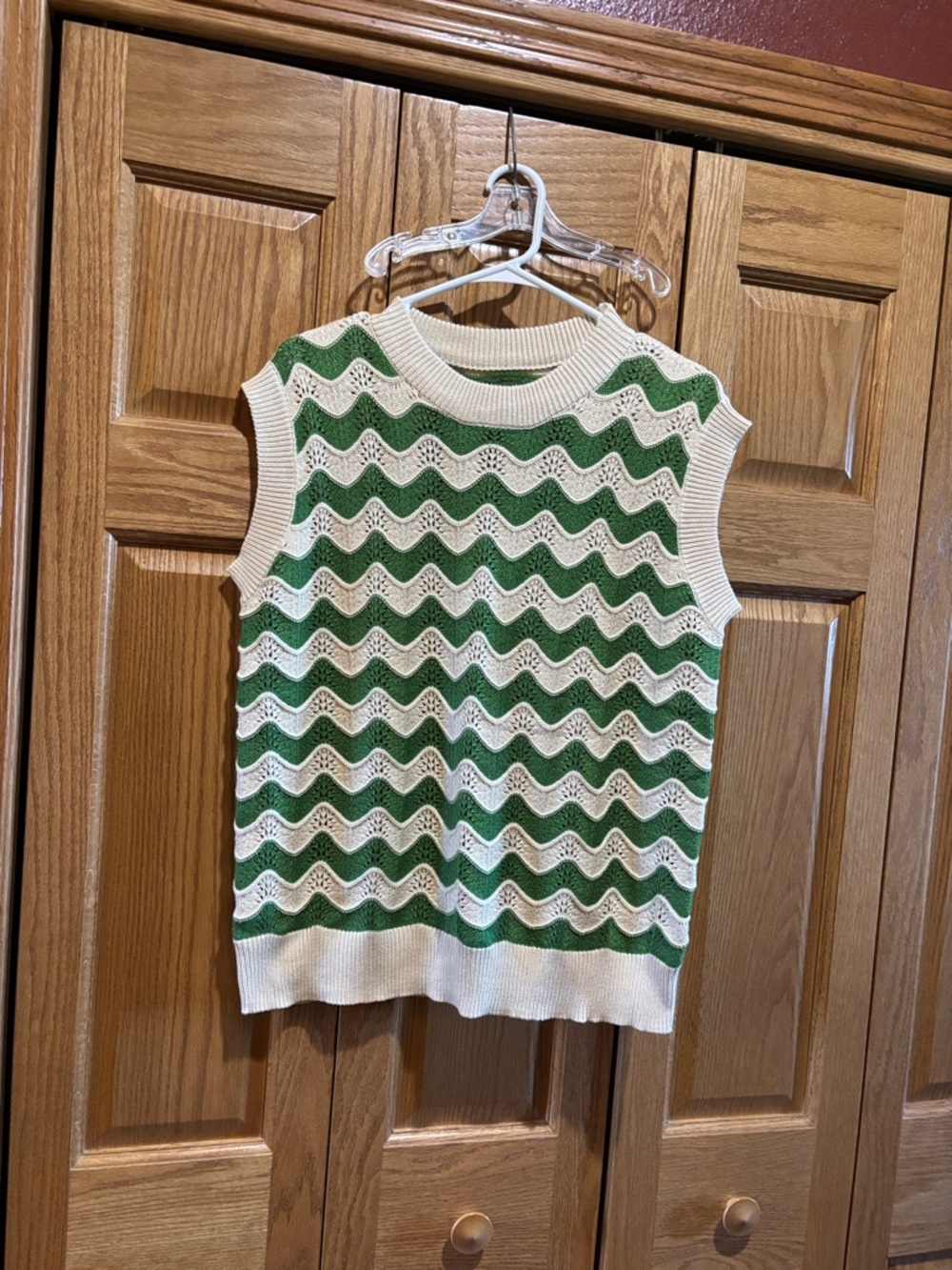 Women’s Sleeveless Wave-Knit Top in Green and Cream